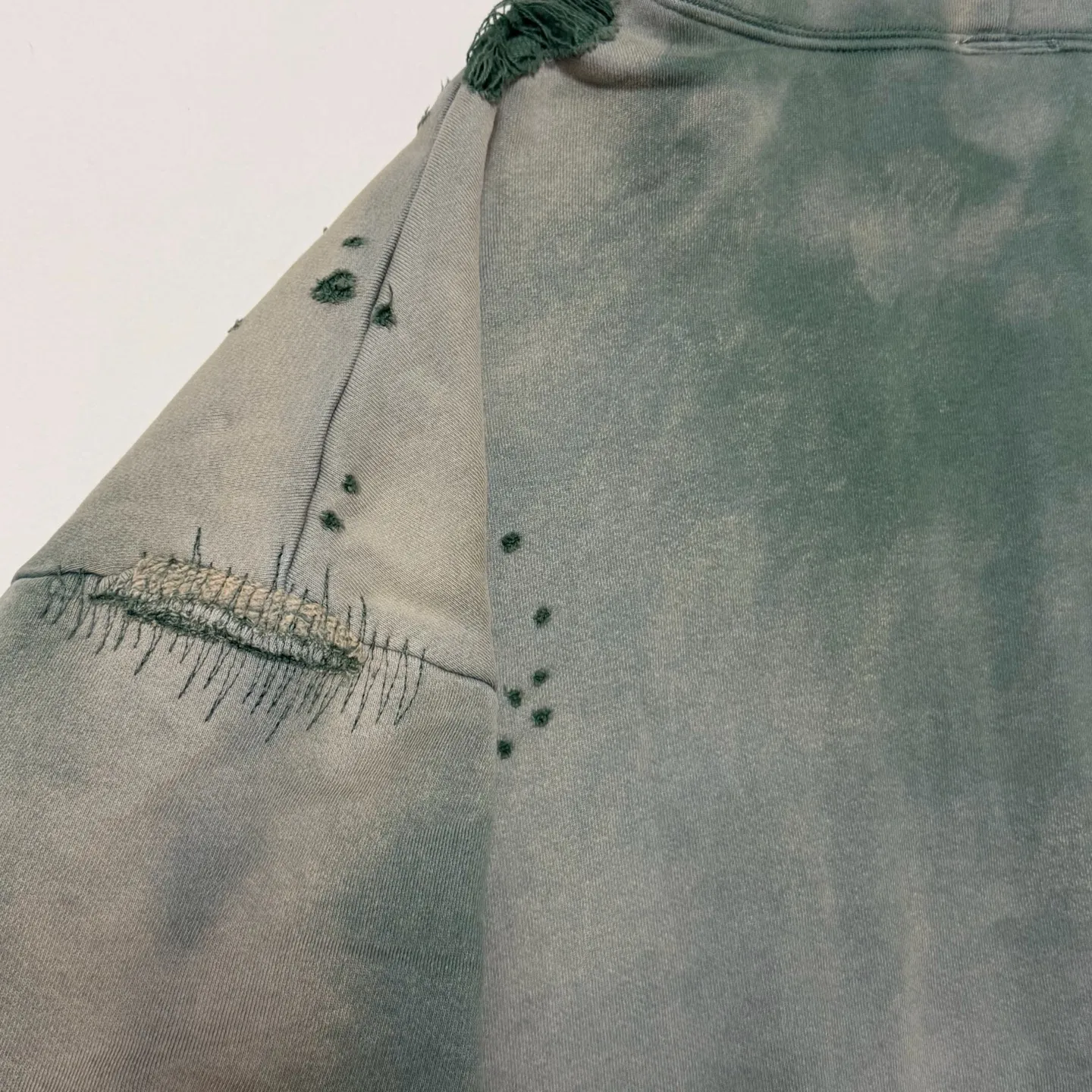 More details SAINT Mxxxxxx DBL FACE ZIP UP HOODIE/GREEN Double-layer damaged waffle zipper jacket, washed green S-XL, a style that has been used in the summer. After continuous fine polishing, it is finally shipped. The finished product is simply a work of art. Super heavy washing and distressing. Multiple horse water fading. Many hand-made wormhole damage processing. Deconstruction and reorganization embroidery technology. Customized zipper with LOGO. The color details of the zipper webbing are also correct. Original grade fruit main label and wash water label. Top purchasing grade. A layer of waffle fabric is added to the inner lining to make the overall texture stronger and increase the comfort and warmth of the wearer.